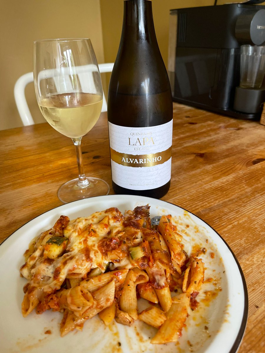 joukesp's tweet photo. #WednesdayLunch 
#OvenTray #Chicken #Chorizo #Pasta
Some clouds, some sun, 22°C.
I love a #NoCookingWednesday!
Warmed up a #2ndServing of the oven tray w chicken, chorizo &amp; pasta!
Cut the grass. 
Order of Italian wine was delivered this morning!
Went to barber this afternoon! https://t.co/6s0NjON80Z
