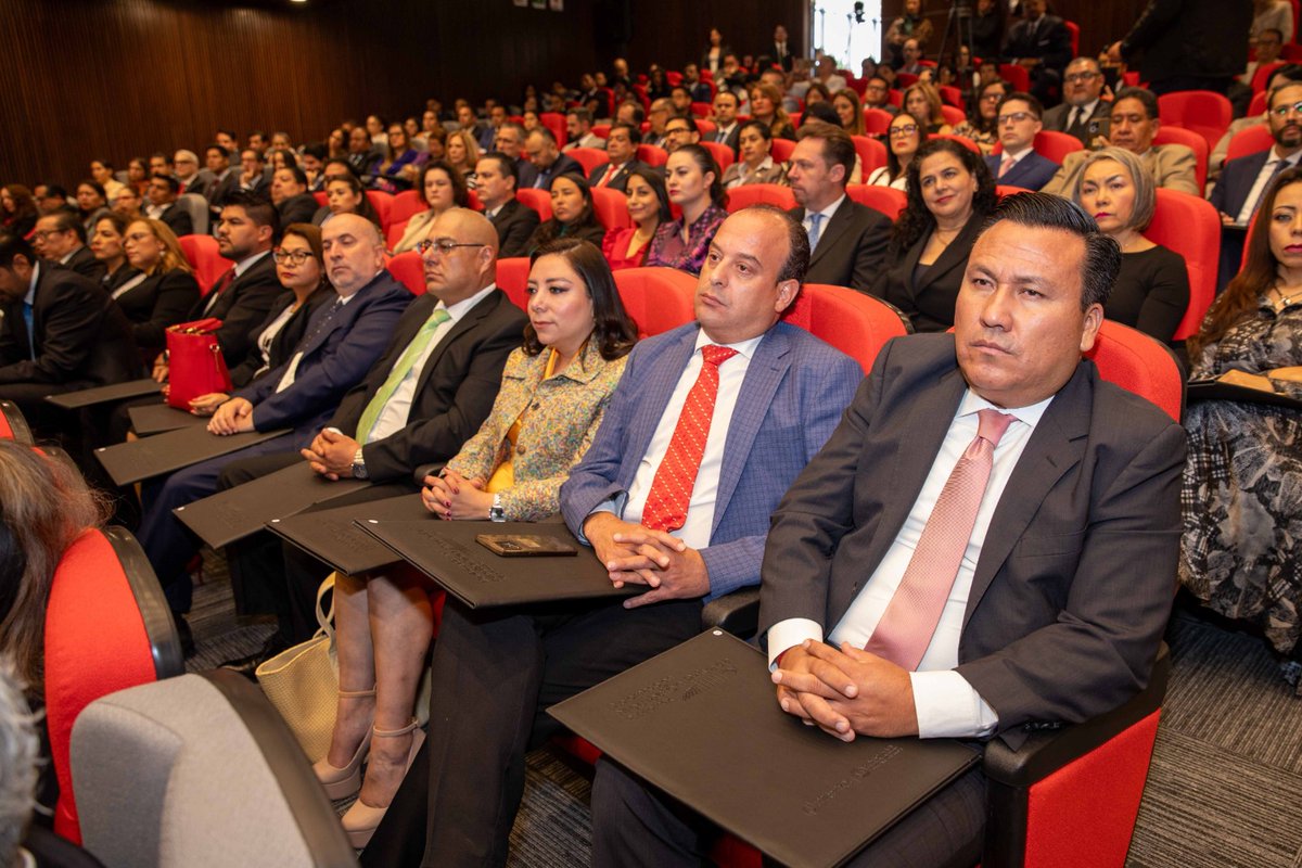 PJEdomex's tweet photo. El #PJEdomex entregó 272 constancias y refrendo de certificación a personas facilitadoras privadas de todo el país.

Al encabezar la entrega, el Magistrado Presidente @FernandoDiazJ, enfatizó que cada Mediador y Mediadora hace posible la cultura de la gestión del conflicto, avalados por un proceso de formación y evaluación a través de un diplomado conjunto entre el Poder Judicial y la Universidad @anahuac. 

La Ministra en retiro @MargaritaBLunaR recibió su constancia de Certificadora.