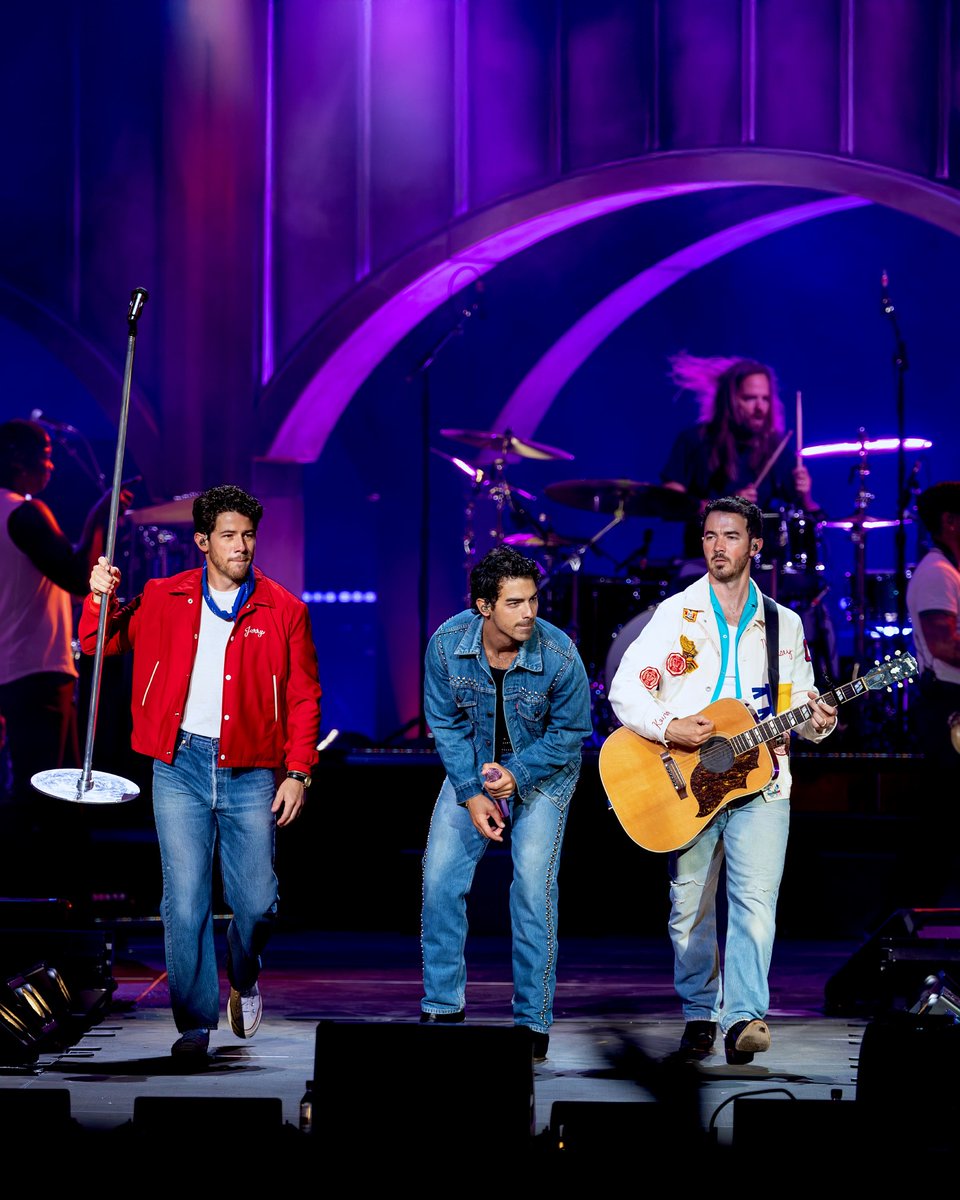 JiffyLube_Live's tweet photo. GREETINGS FROM YOUR HOMETOWN ❤️ @jonasbrothers in Bristow!

📸Alyssa Howell https://t.co/NWrbQYn3bX