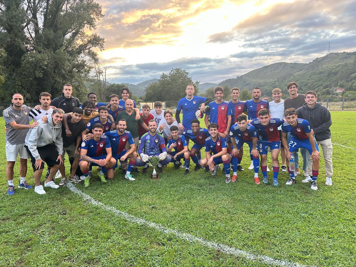 UPLangreo's tweet photo. 🏆Nos llevamos el Trofeo Ribera de Arriba por segunda vez

👏🏼¡Muchas gracias al @caudaldemieres por la invitación!

🔵🔴#TamosXuntosNesto https://t.co/bjGsuYQvtn