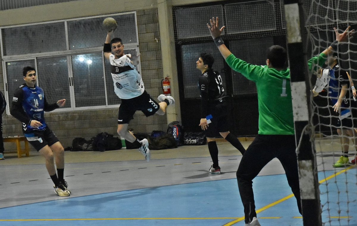 caplatense's tweet photo. [Handball] #Femebal 🤾 Continúa la racha en caballeros y Liga de Honor Plata en damas

➡️ Toda la información: https://t.co/sT3OSTZnLb

#SiemprePlatense🤎 https://t.co/ixzXkGfpjw