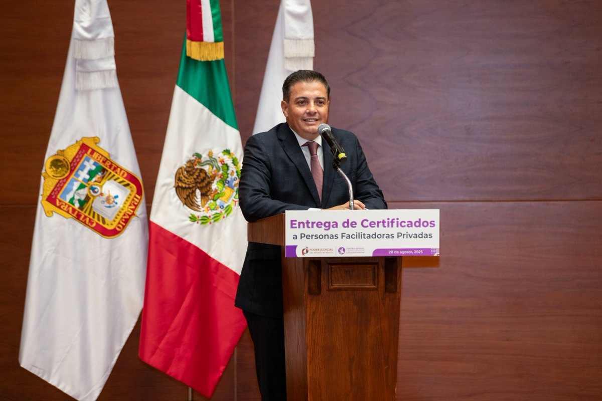 PJEdomex's tweet photo. El #PJEdomex entregó 272 constancias y refrendo de certificación a personas facilitadoras privadas de todo el país.

Al encabezar la entrega, el Magistrado Presidente @FernandoDiazJ, enfatizó que cada Mediador y Mediadora hace posible la cultura de la gestión del conflicto, avalados por un proceso de formación y evaluación a través de un diplomado conjunto entre el Poder Judicial y la Universidad @anahuac. 

La Ministra en retiro @MargaritaBLunaR recibió su constancia de Certificadora.