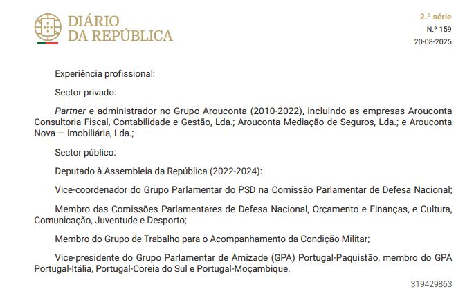paravertudo's tweet photo. Mais um exemplo de meritocracia. Deve ser especialista em veterinária. Aos 25 já era partner e administrador, mesmo antes de concluir a sua formação (se é que algum dia isso sucedeu). Enxamear as entidades públicas de comissários políticos.
#Partidarização #Compadrio #Cunha https://t.co/NupujIiQYi