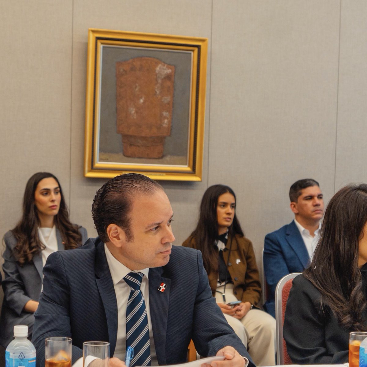 MIREXRD's tweet photo. En el marco de la Expo 2025 Osaka, Kansai, en presentación del Ministerio de Relaciones Exteriores, el viceministro para Asuntos Económicos y Cooperación Internacional, @hugofrivera, acompañó al ministro de @MinpreRD, @JosePaliza, durante un productivo encuentro con Keidanren, la principal federación empresarial de Japón 🇩🇴🤝🇯🇵 .

La delegación dominicana presentó a República Dominicana como un socio confiable, en pleno crecimiento, y con un gran potencial de inversión en infraestructura, turismo y minería, incluyendo los prometedores hallazgos de tierras raras.