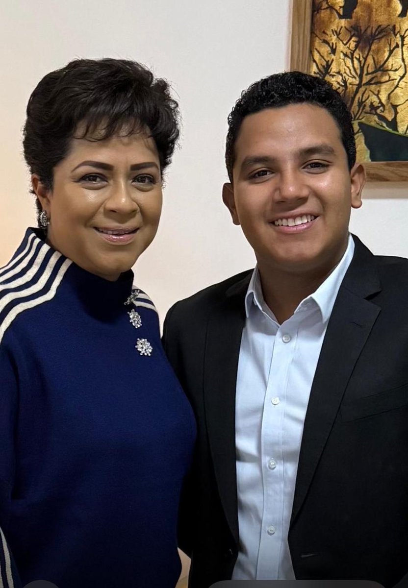 Mi querido hijo Kikin: Hace 17 años tuve la dicha y bendición de Dios de recibir uno de mis apreciados tesoros. Kikin llegaste a iluminar nuestras vidas; te amo y deseo que Dios te siga bendiciendo con mucha salud, sigue siendo el hermoso hijo que has sido. ¡Feliz Cumpleaños!