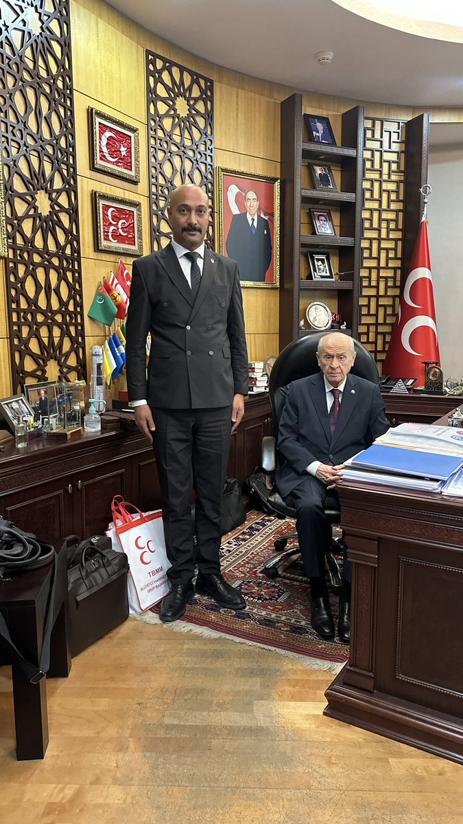 KocyigitEmre27's tweet photo. Soran evvelimize baksa bilir elbet lâkin söylemek de bize gurur.
Biz kim miyiz?
Önce ülkem ve milletim, sonra partim ve ben diyen Liderimiz Sayın Devlet Bahçeli’nin evlatlarıyız

Biz kim miyiz?
Ülkü Ocakları Genel Başkanı Sayın Ahmet Yiğit Yıldırım'ın yol arkadaşlarıyız

Biz kim miyiz?
Vatanı için ekmeğinden, evladından, canından geçenleriz. Türk Silahlı Kuvvetlerinden sonra en çok şehit veren Milliyetçi Ülkücü Hareketin öldükçe dirilen neferleriyiz.

Abdestsiz kişiye sözle mukabele etmek adetimiz değildir biline. Biz er kişi niyetine bismillah deriz ve karşımızda er dileriz. Herkes  bir değil bin defa  düşünsün. Kimse bizim vatan sevgimizi sorgulayamaz. Sorguladığı zaman bu topraklarda bir tane hain kalmaz.
Bizim delimizde vardır, velimizde vardır. O deliler vatana meftundur, millete meftundur, bayrağa meftundur, bağımsızlığa meftundur, Türk’ün mefkûresine istikamet çizen feragat simgesi isimli isimsiz pek çok kahramandan ibarettir.