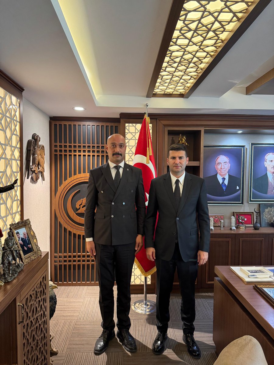 KocyigitEmre27's tweet photo. Soran evvelimize baksa bilir elbet lâkin söylemek de bize gurur.
Biz kim miyiz?
Önce ülkem ve milletim, sonra partim ve ben diyen Liderimiz Sayın Devlet Bahçeli’nin evlatlarıyız

Biz kim miyiz?
Ülkü Ocakları Genel Başkanı Sayın Ahmet Yiğit Yıldırım'ın yol arkadaşlarıyız

Biz kim miyiz?
Vatanı için ekmeğinden, evladından, canından geçenleriz. Türk Silahlı Kuvvetlerinden sonra en çok şehit veren Milliyetçi Ülkücü Hareketin öldükçe dirilen neferleriyiz.

Abdestsiz kişiye sözle mukabele etmek adetimiz değildir biline. Biz er kişi niyetine bismillah deriz ve karşımızda er dileriz. Herkes  bir değil bin defa  düşünsün. Kimse bizim vatan sevgimizi sorgulayamaz. Sorguladığı zaman bu topraklarda bir tane hain kalmaz.
Bizim delimizde vardır, velimizde vardır. O deliler vatana meftundur, millete meftundur, bayrağa meftundur, bağımsızlığa meftundur, Türk’ün mefkûresine istikamet çizen feragat simgesi isimli isimsiz pek çok kahramandan ibarettir.