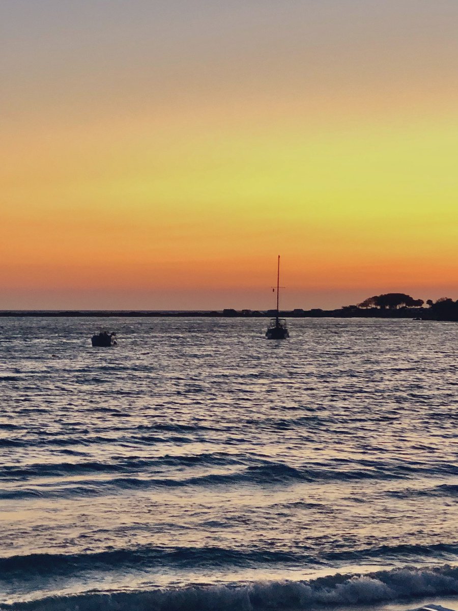 göğün ışıklarını söndürelim
ikimize kalsın dünya
senin olsun tüm denizler
kızıl gökleri takalım boynuna
kat kat yıldızlar gerdanında
kapat gözlerini
ikimize kalsın dünya