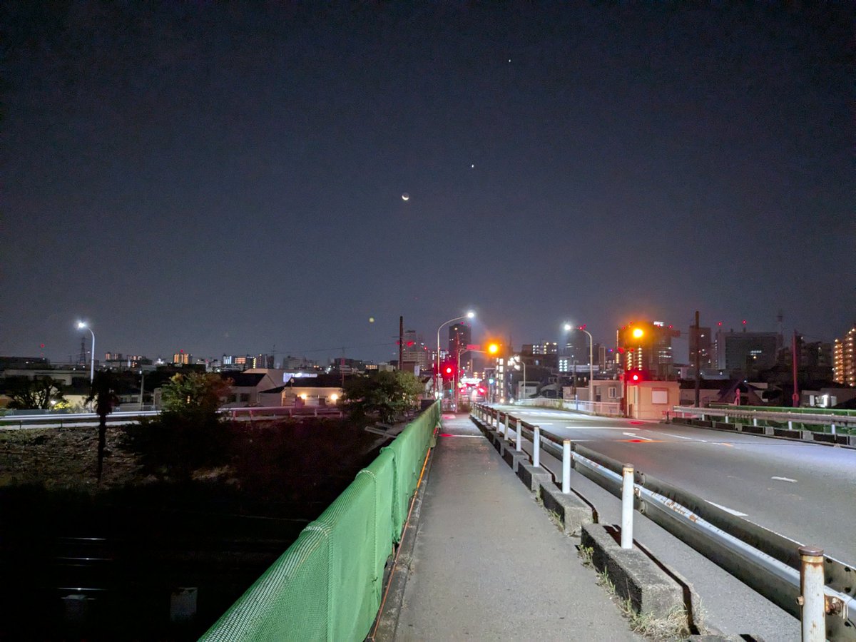 おはっモーニング…😅日が昇るのが遅くなったよねぇ🌅まだ真っ暗ですよ💦それならもう少しだけ涼しくなってくれると助かるんだが…🥵毎朝🚶汗ダクで気持ち悪いんですよねぇ〜「早く人間になりた〜い…👻」