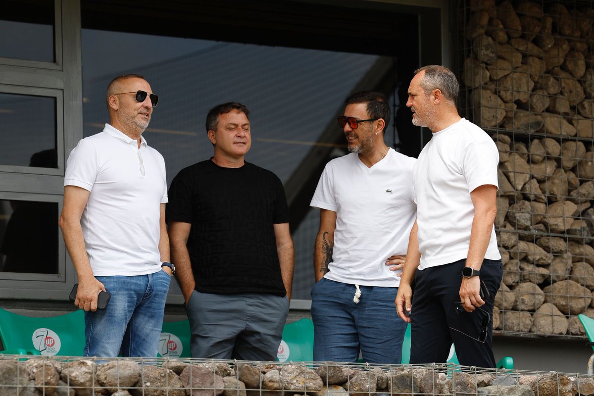 El domingo en el estadio y hoy en la ciudad deportiva, hemos tenido el privilegio de contar con la presencia del “Chino” Recoba, padre de nuestro jugador Jeremía Recoba. Una leyenda del fútbol mundial con la que siempre es un placer conversar.