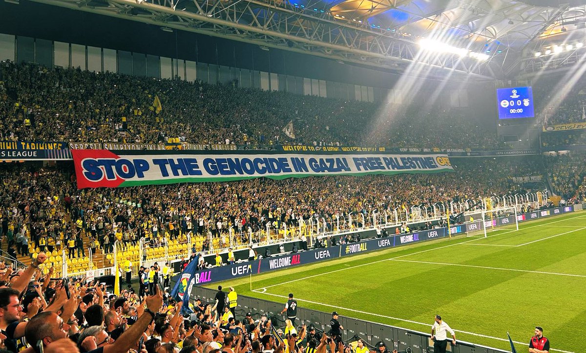 Avrupa maçında Gazze'deki katliama dikkat çeken, sessiz kalmayan Fenerbahçe iyi ki var! 💛💙

#FBvSLB