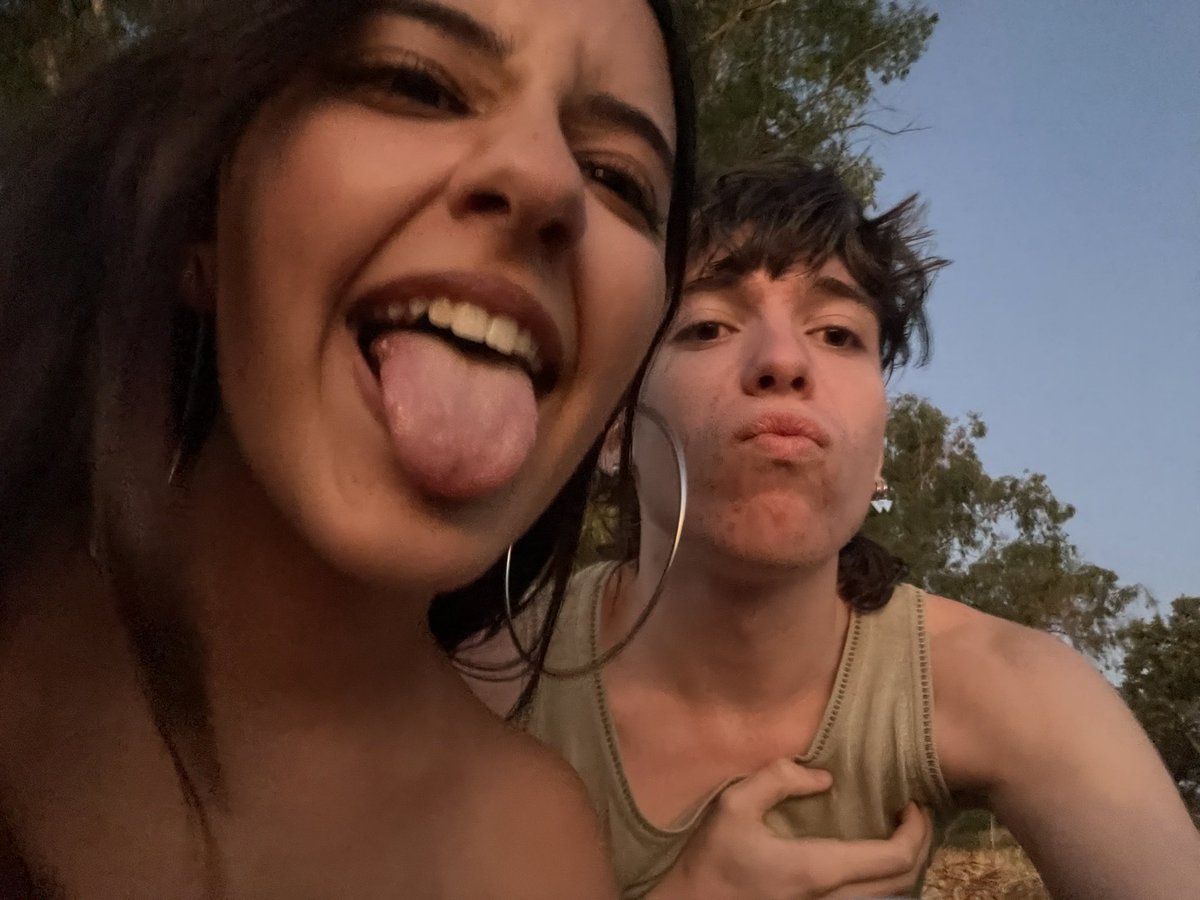 sofo es la zorra más guapa del mundo, tiene el culo enorme, se viste super bien y su eyeliner es el más chulo