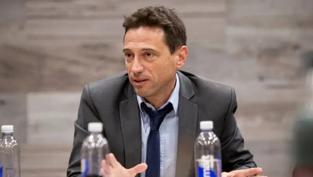 Moretti acaba de mandar el mail a secretaría de San Lorenzo, levanta a la licencia y vuelve a la presidencia tras el aval de AFA luego del escandaloso video. 
Lunes reunión de CD.