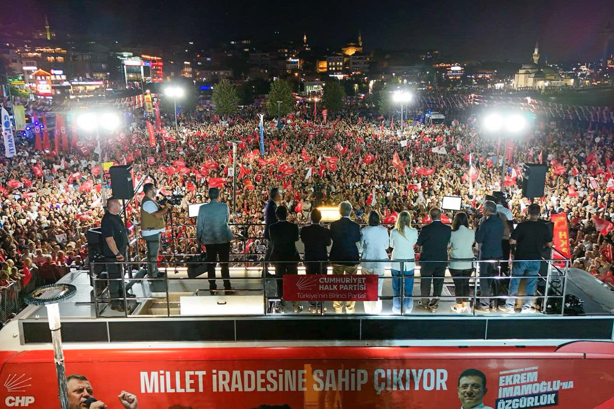 Genel Başkanımız Özgür Özel, İstanbul Üsküdar Meydanında düzenlediğimiz ‘Millet İradesine Sahip Çıkıyor’ mitinginde vatandaşlara hitap etti.

"Bu ülkedeki bütün masumların, bütün suçsuz evlatların, bütün gözü yaşlı anaların, bütün yalnız bırakılmış eşlerin hepsinin derdi