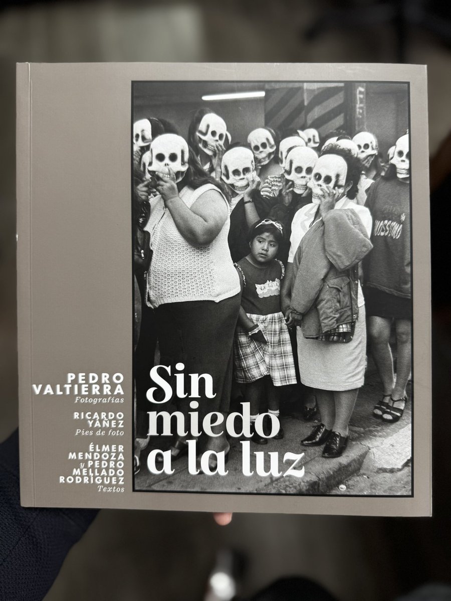 BernardoDeLMC's tweet photo. Muy grata conversación y convivencia tuvimos con el Maestro @PPvaltierra, reconocidísimo y multipremiado fotógrafo de periodismo mexicano, originario de #Fresnillo, #Zacatecas. 

Pedro es fundador y director de la revista y la agencia de fotografía @CuartoscuroMex, ha sido colaborador de @elsolde_mexico, @unomasunomx, fundador y jefe del departamento de fotografía de @LaJornada, entre muchas actividades de su destacada trayectoria.

Me privilegió obsequiándome y dedicándome su más reciente e imperdible obra: “Sin miedo a la luz”. Les invito a disfrutarla y tenerla en sus bibliotecas.

Con @BibianaDeg80.