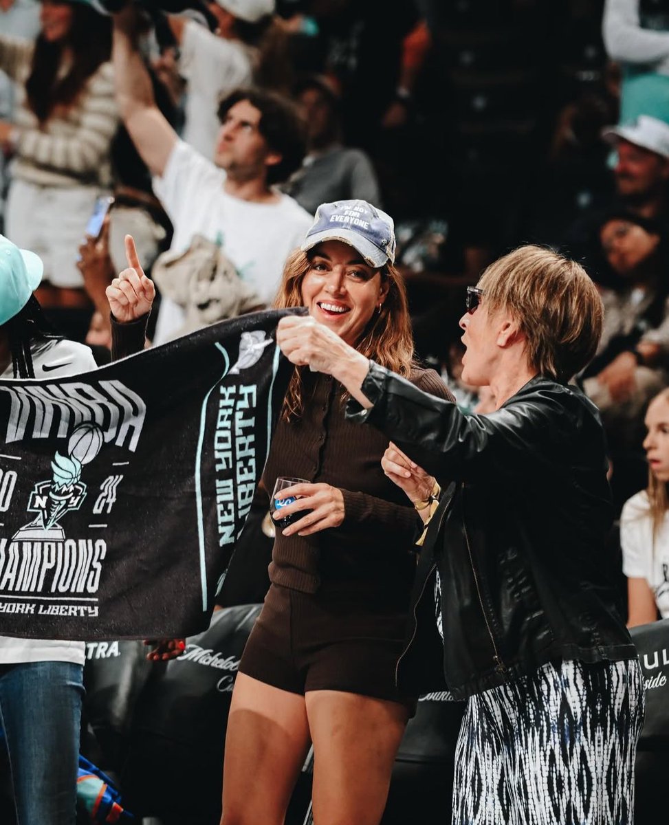 Mais fotos da Aubrey Plaza e Patti LuPone juntas no jogo do Liberty ontem no Barclays Center em NY! ❤️