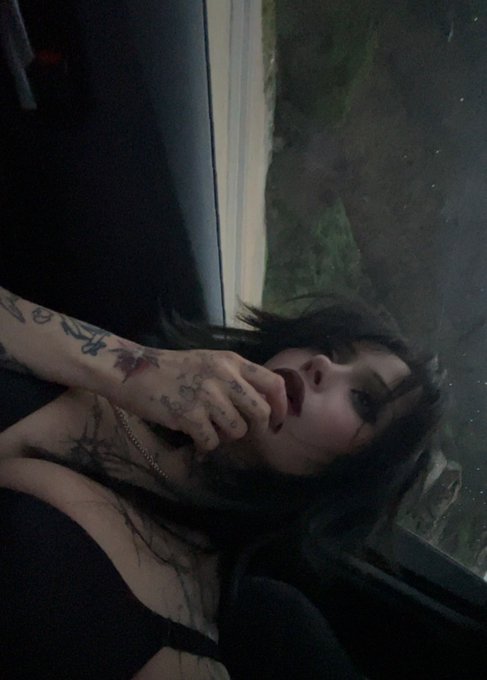 Watch zombrii 🤍's leaked NSFW photo on TwXstars