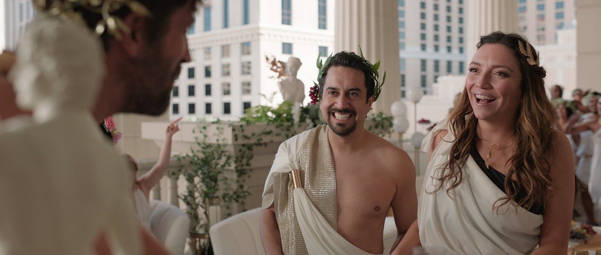 En "Mirreyes Vs. Godínez: Las Vegas" nuestros protagonistas deben viajar a la Ciudad del Pecado para intentar salvar la empresa.  Checa nuestra opinión de la comedia mexicana. elnorte.com/bRCNsn