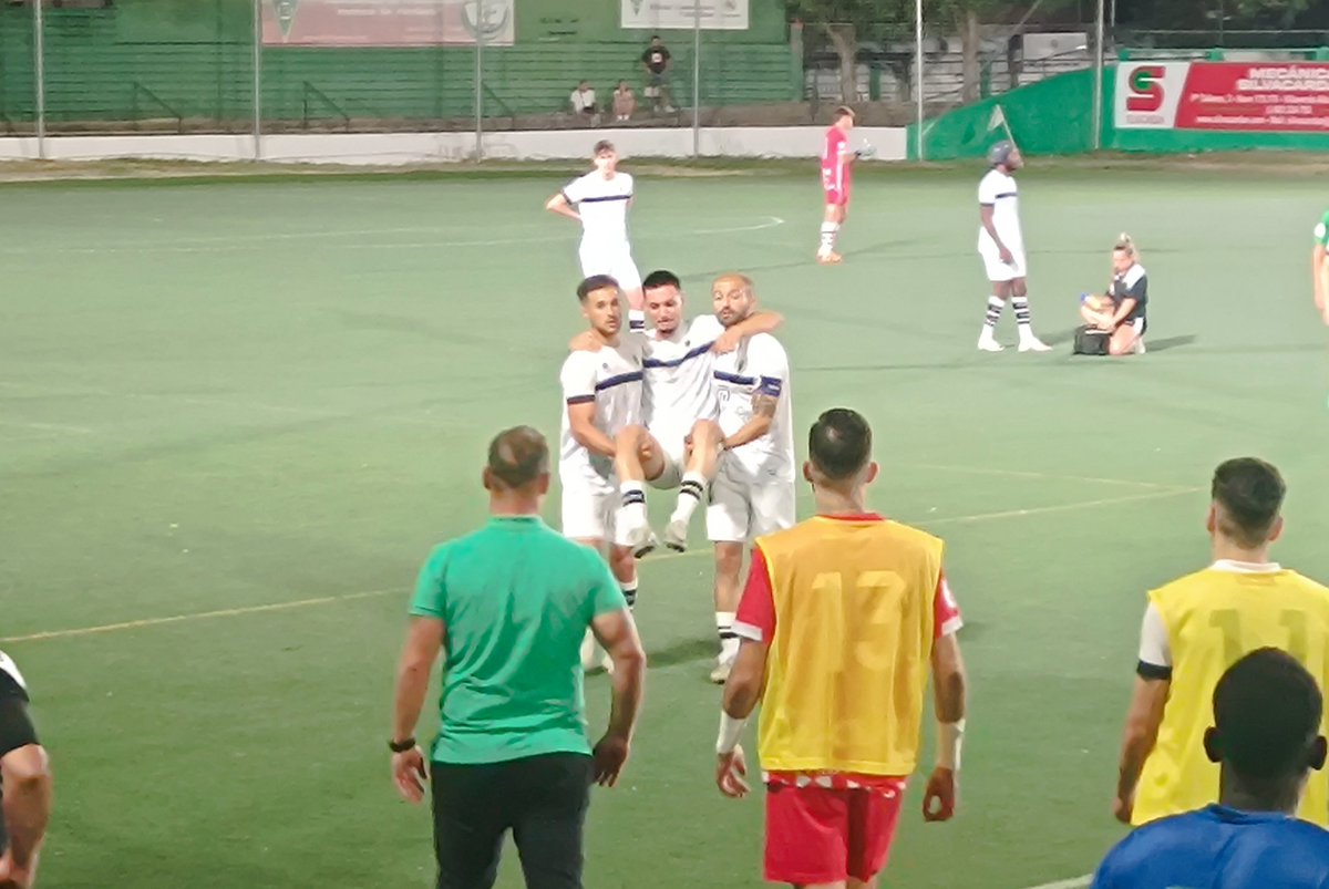GradaSiete7's tweet photo. ⚫ @SADvillaverde🆚@adparla
🕚 90'+5 |0-0| FINAL en Boetticher. Empate sin goles que acabó con una tángana, una expulsión a Arce y la lesión de Expósito. Mala actuación arbitral que desencadenó todo.
#CopaRFEF #FaseAutonómica #GrupoB https://t.co/quosSs39l0