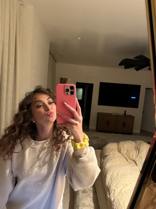 Obsessed with these little curls 💖 https://t.co/Qjn8nx5HTE