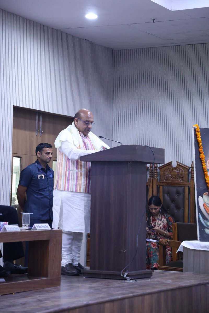 RitikKeshari_'s tweet photo. दिल्ली विश्वविद्यालय स्थित कणाद भवन में अखिल भारतीय विद्यार्थी परिषद द्वारा आयोजित छात्रसंघ पदाधिकारी सम्मान समारोह के विशेष अवसर पर दिल्ली विधानसभा अध्यक्ष माननीय श्री विजेंद्र गुप्ता जी और एबीवीपी राष्ट्रीय संगठन मंत्री श्री आशीष चौहान जी द्वारा सम्मानित किया गया https://t.co/zUeQAgQ5XJ