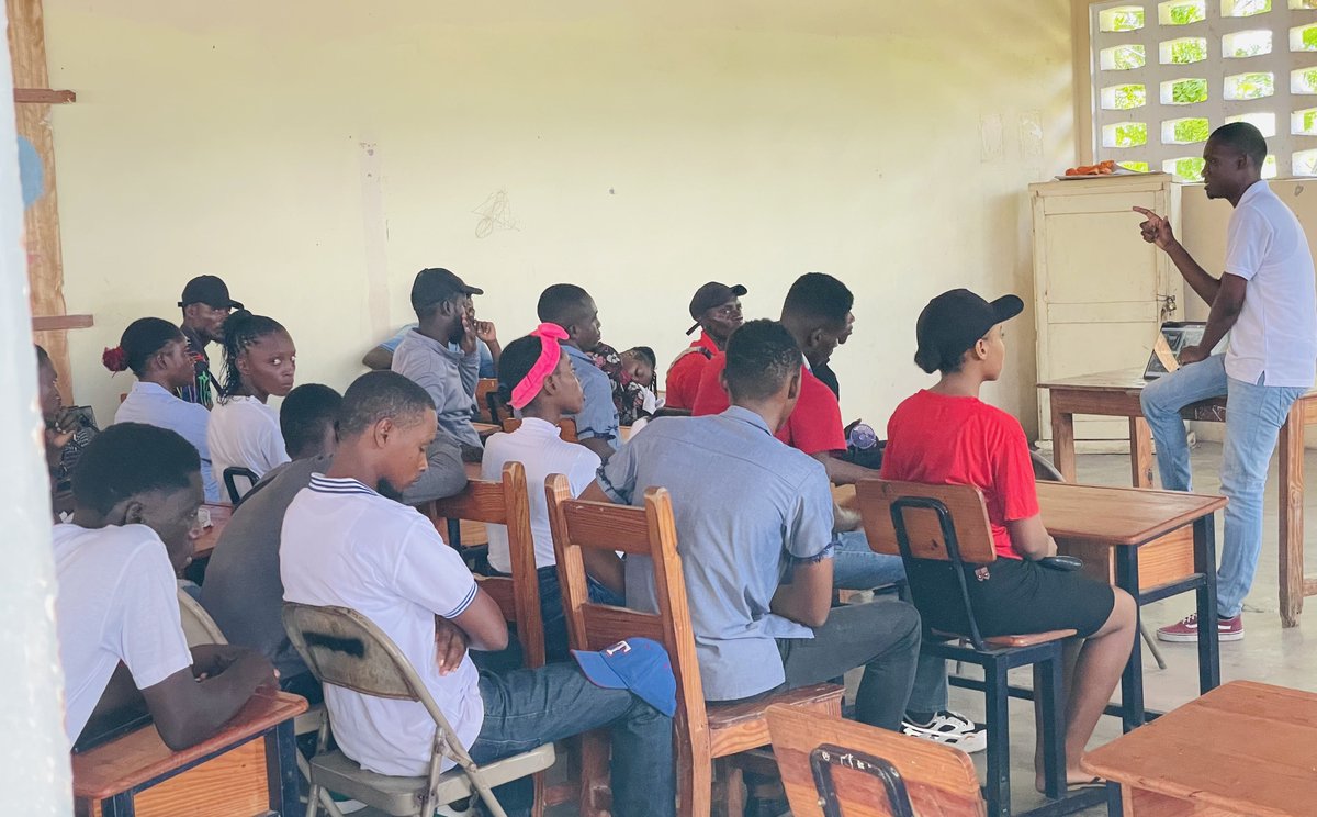 À Petit-Trou-de-Nippes, le Mouvman Jenès EDE a rencontré les jeunes pour des échanges et a présenté le Mouvman, dans le cadre de la structuration et de l’établissement de sa présence dans tout le département des Nippes.