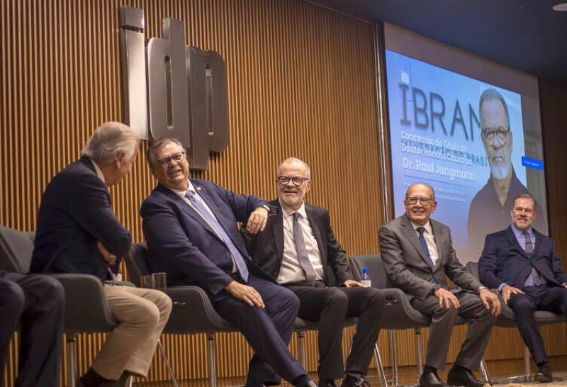 TheIncorrupt_'s tweet photo. 🔵EXCLUSIVO: Ministro Flávio Dino decide a favor do IBRAM em ação sobre Mariana 3 meses após homenagear o presidente do instituto ao lado de Toffoli.
Decisão blinda mineradoras de ação bilionária na Inglaterra. Especialistas apontam conflito de interesses no STF, que julga 21 processos de Vale, BHP e Samarco. A 'soberania nacional' defendida por Dino protege justamente quem destruiu Mariana.
Via: Observatório da Mineração