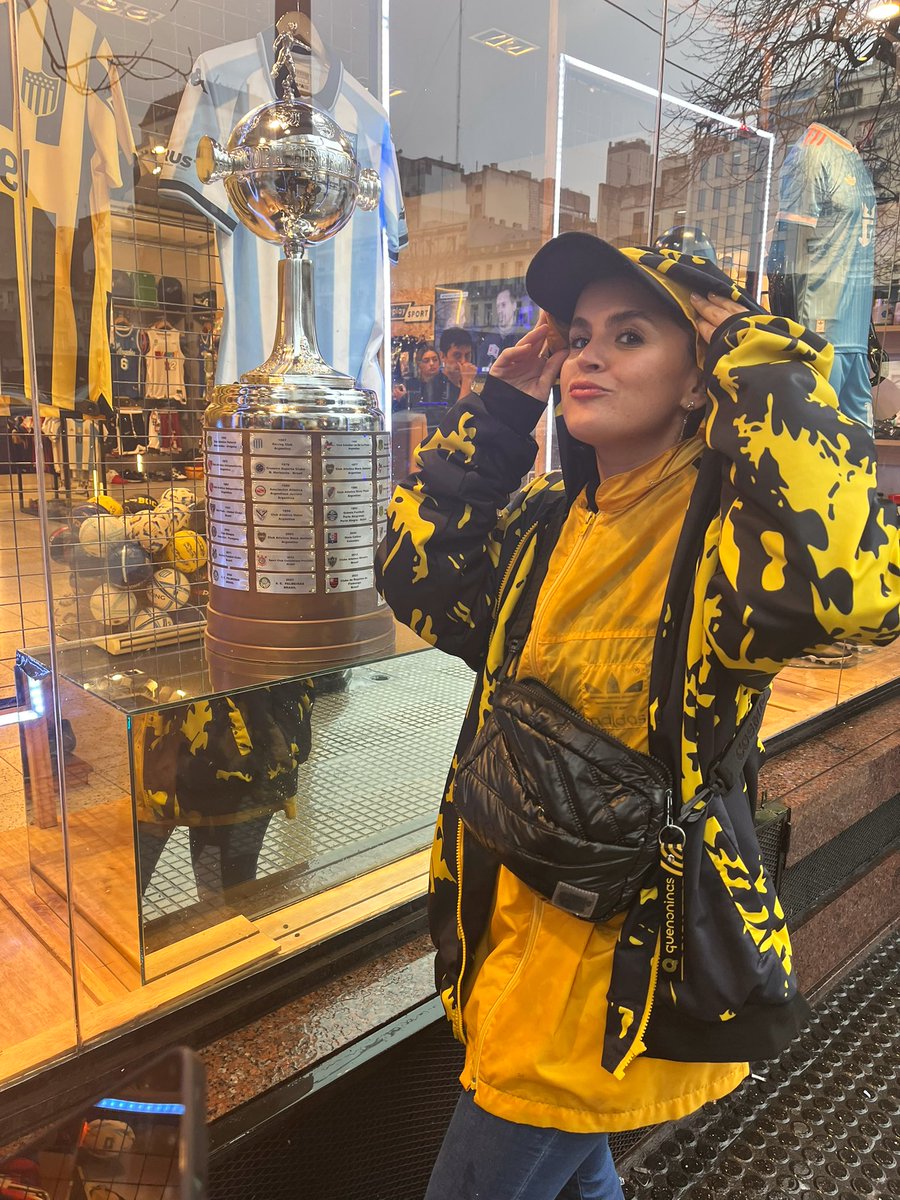 Y va a llegar otra vez. 

Porque nadie la merece + que nosotros 

Y que lindo es ser de Peñarol 

Y que lindo vivir así estos colores.