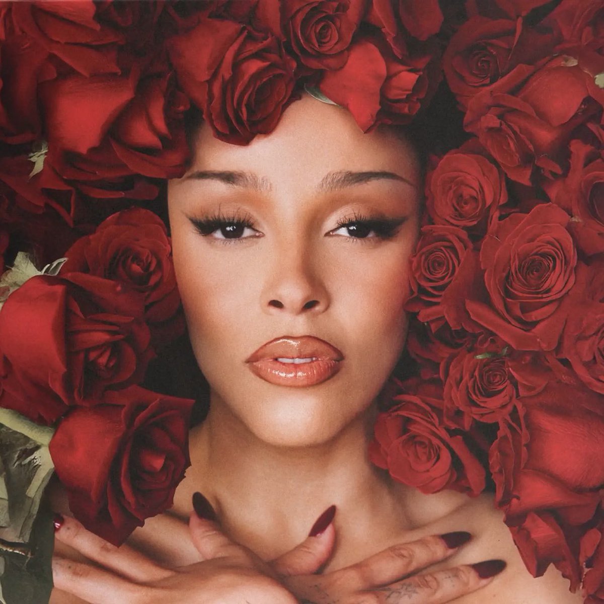 Selon <a href="/DojaCat/">DOJA CAT</a> elle-même, la pochette pour Vie que l’on a pu voir aujourd’hui n’est pas l’officiel 👀