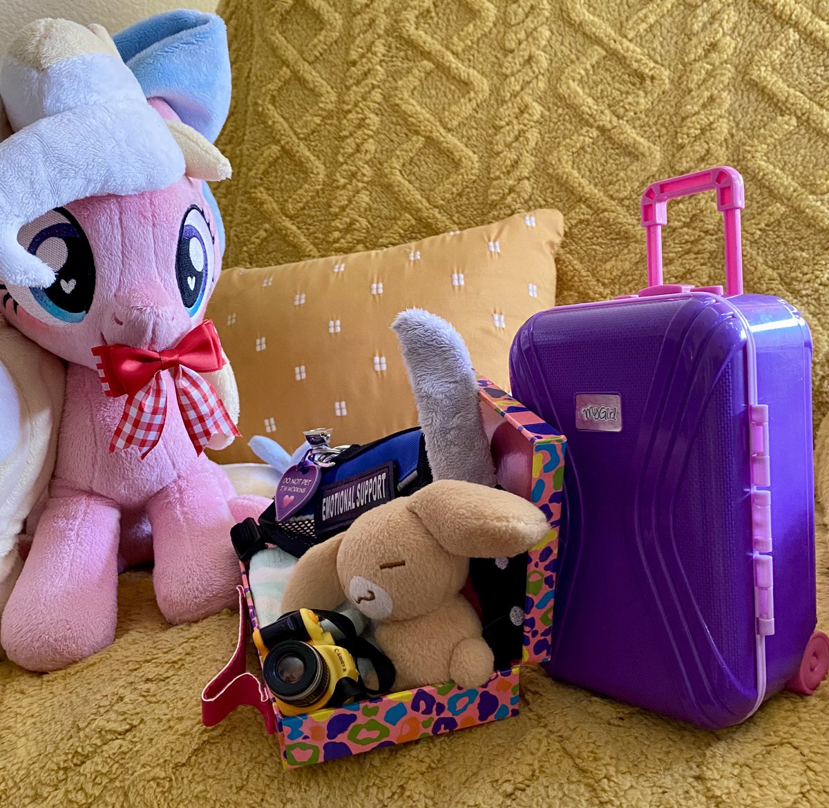EmbersLament (@emberslament) on Twitter photo Oh Bay, I don’t think that’s all going to fit… and I reallyyyy don’t think you need to bring three suitcases, do you?
We’ll see you tomororw at <a href="/EverfreeNW/">Everfree Northwest</a>! Oh Bay, I don’t think that’s all going to fit… and I reallyyyy don’t think you need to bring three suitcases, do you?
We’ll see you tomororw at <a href="/EverfreeNW/">Everfree Northwest</a>!