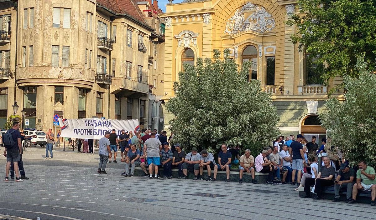 Vučić o kontramitinzima širom Srbije: To ne organizuje SNS, ali će se naši članovi pridružiti. 
U Subotici 67 građana (svi iz JKP) sa sve SNS članovima.
Blamira se jako.
