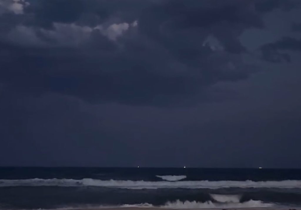 جلستُ أمام البحر أرتشف قهوتي المُرّة وكل موجةٍ تتكسّر على الشاطئ تُذكّرني بك أحبك في صمت أحبك بلا أن تشعر كنسيمٍ يمرّ بهدوء ولا يلمسه أحد مرارة القهوة كمرارة قلبي الذي يشتعل بحبك والبحر الواسع أمامي كمسافة بيننا لا أستطيع عبورها رغم أنّ كل شيء فيّ يتوق إليك.