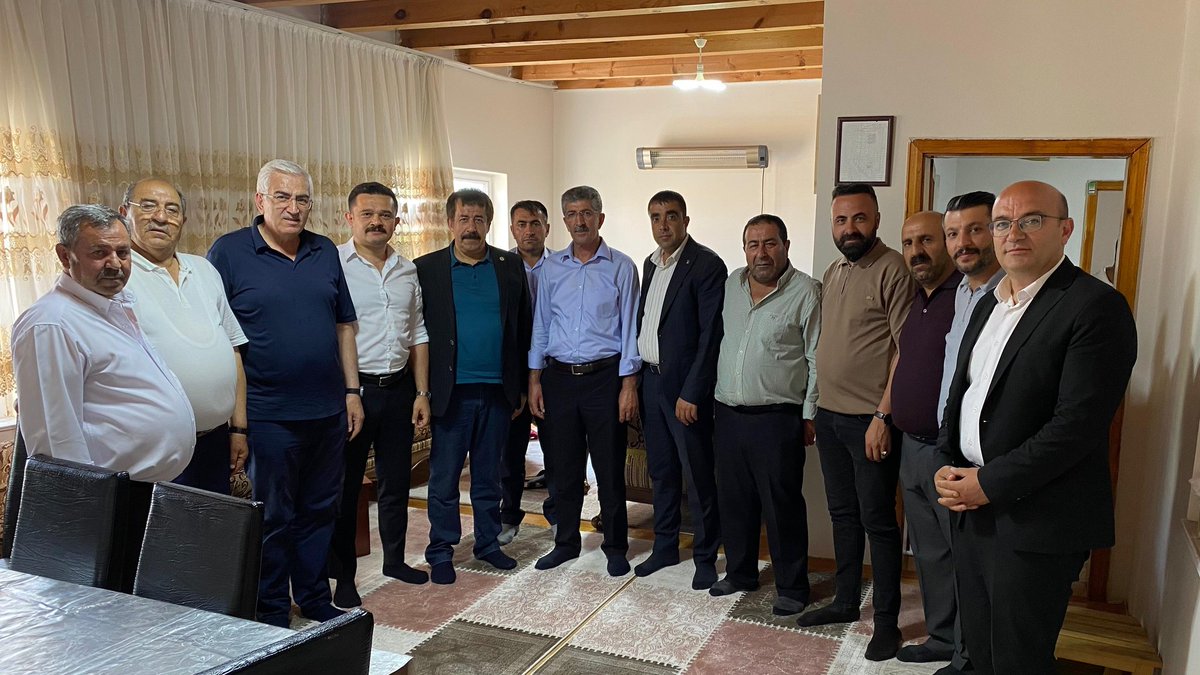 Adnan_Atalay25's tweet photo. Bügün çok Kıymetli Milletvekillerimi, sn @avfatmaoncu  sn @ozmehmetemin, sn @AbdurrahimFIRAT, Kaymakamımız sn @titizonur, Tekman İlçe Başkanımız Sn Taner Özen ve Karayazı AK Parti İlçe Teşkilatımız ile Aşağı Söylemez Köyümüzde biraraya geldik. Halkımızın taleplerini dinledik https://t.co/Ui0hbcuHBU