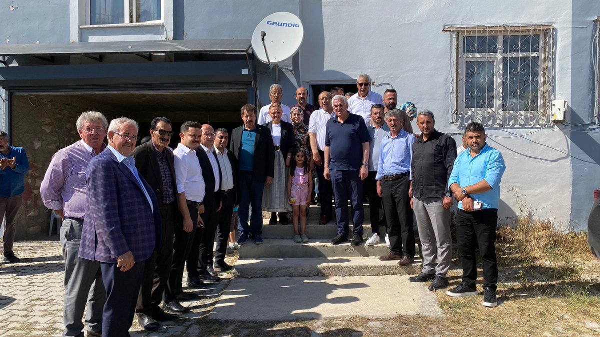 Adnan_Atalay25's tweet photo. Bügün çok Kıymetli Milletvekillerimi, sn @avfatmaoncu  sn @ozmehmetemin, sn @AbdurrahimFIRAT, Kaymakamımız sn @titizonur, Tekman İlçe Başkanımız Sn Taner Özen ve Karayazı AK Parti İlçe Teşkilatımız ile Aşağı Söylemez Köyümüzde biraraya geldik. Halkımızın taleplerini dinledik https://t.co/Ui0hbcuHBU