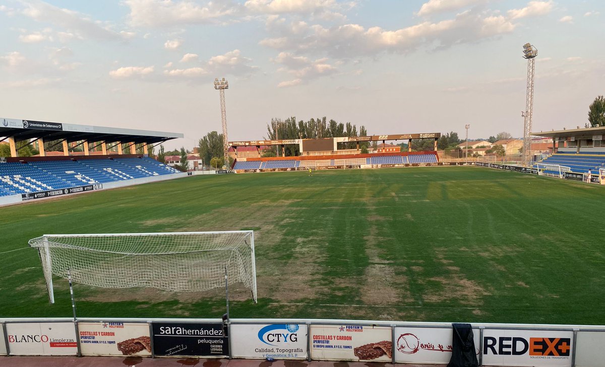 uscf91's tweet photo. ¿De verdad todavía a estas horas y viendo como está el césped sigue en pie jugar un partido ahí dentro de 2 días?. Por favor @UnionistasCF rectificar y llevaros el memorial a Las Pistas.
📸 @JosngelMarotoS1 https://t.co/Wf8g6g6XA1