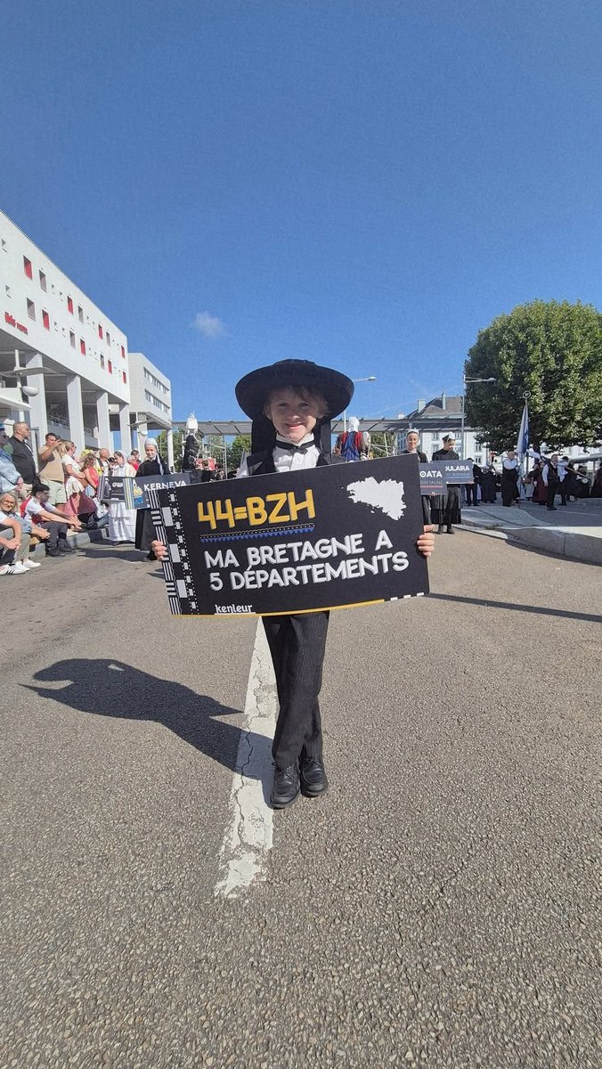 Les tubes de l'été en #Bretagne :
"44=BZH. Le cœur de la Bretagne bat aussi à #Nantes"
"Ma Bretagne a 5 départements"
--> Mesdames et Messieurs les élus, le peuple breton a un message pour vous. Écoutez-le et faites la réunification de la Bretagne. Maintenant ! #44bzh