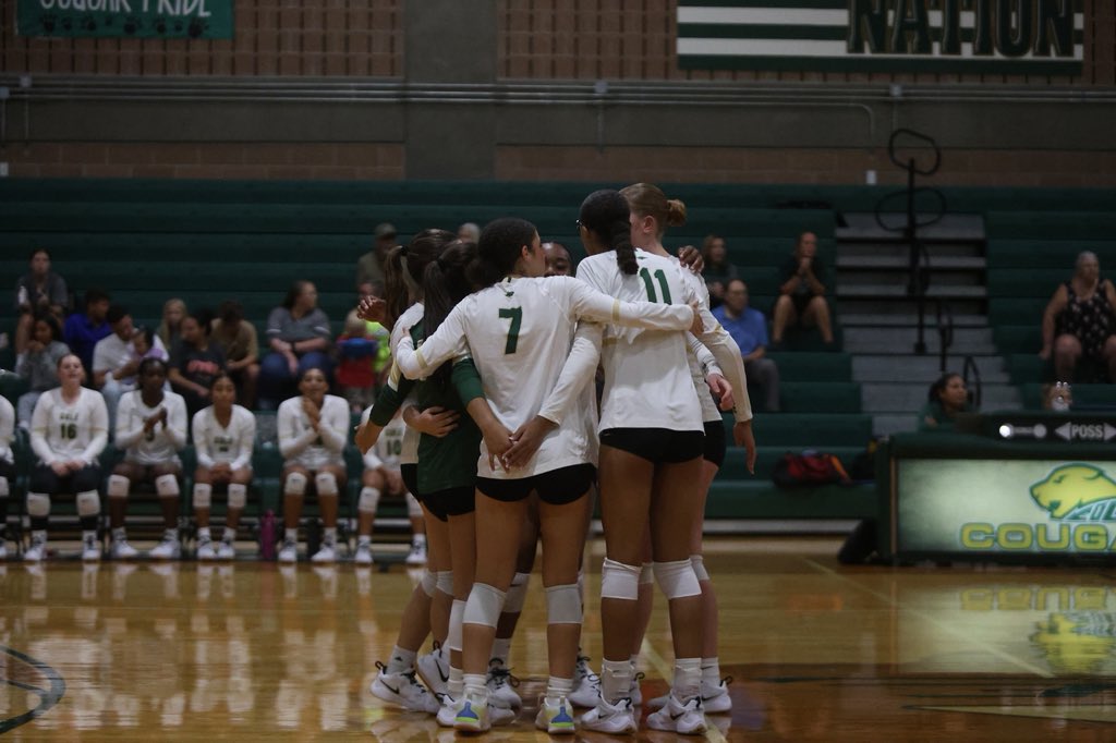 RGC_VB's tweet image. First home game of the season vs Luling last night and it was a PROGRAM SWEEP 🧹 

JVA winning their game 2-1 🔥

Varsity winning 3-0 🔥

Thank you to everyone who came out and supported us! 💚🏐

📸 @kaceyyraee