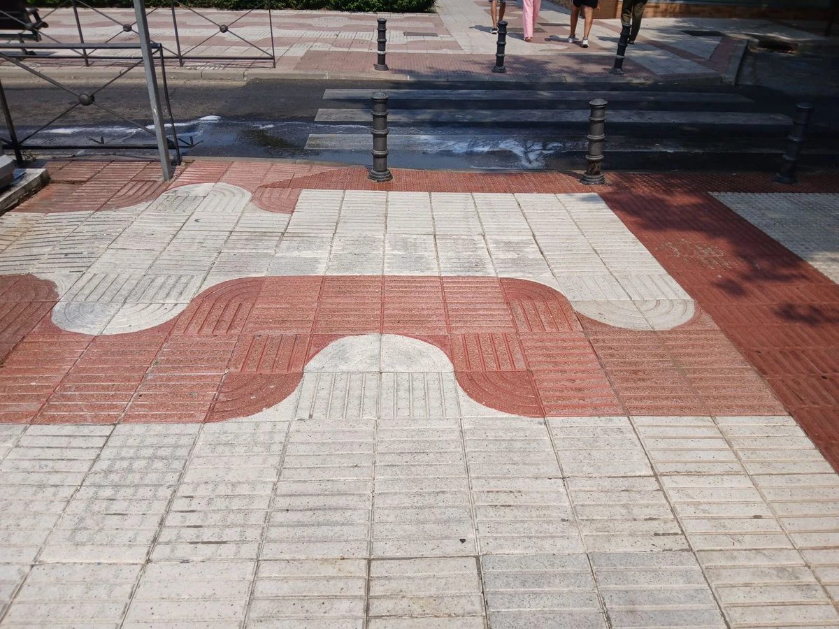 🧪Hoy  hemos actuado en profundidad en la isla ecológica de la Avenida Libertad.  
Mantener #Alcorcón limpio empieza por cuidar nuestro barrio.
Deposita correctamente, no abandones enseres y ayúdanos a mantener el entorno limpio 💚