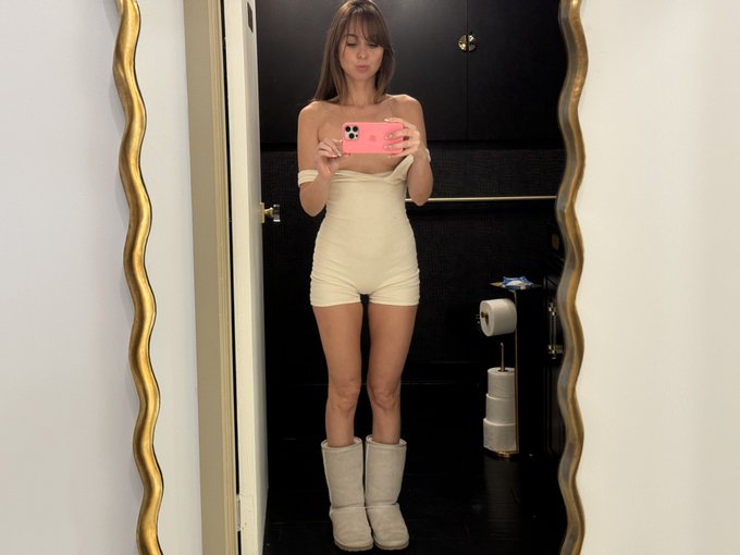 Sorry, my iPhone is blocking my tits 😢 https://t.co/L5R1AmGEjs