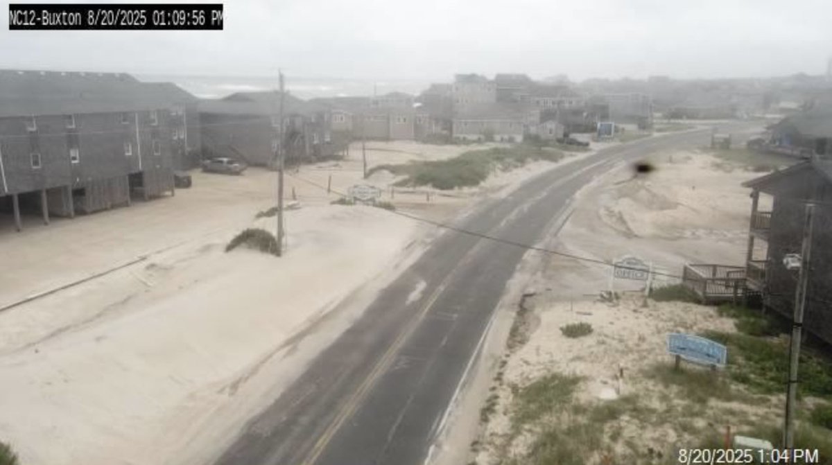 LiveCamChaser's tweet image. Here's a three hour difference between the NC12 Traffic Cam in Buxton, #NorthCarolina - two hours before High Tide as #HurricaneErin inches closer. #ncwx #Erin @NWSMoreheadCity