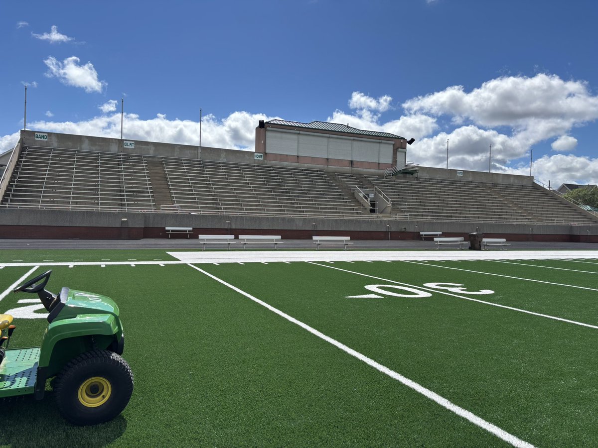tdmaniac12's tweet image. Jeff Cain Stadium is looking beautiful on a Wednesday afternoon. 
We’re sure lucky to be able to be out here. 

Sprint work before practice. 
Lets have a day
#DoWorkSon
#WeakThingsBreak 
#DIFV