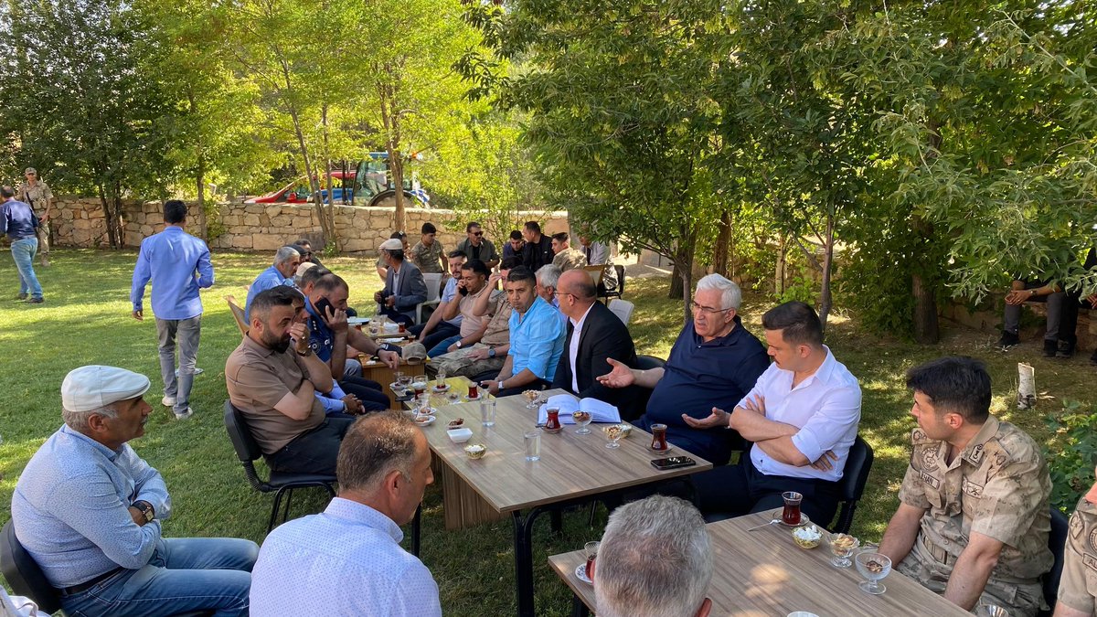 Adnan_Atalay25's tweet photo. Bügün Çok Kıymetli Milletvekilimiz Sayın @ozmehmetemin, Kaymakamımız sn @titizonur ve Karayazı AK Parti İlçe Teşkilatımız ile Y. Söylemez Mahellemizi ziyaret ederek talep ve isteklerini dinleyip çözüm odaklı çalışmalar ele alındı. Misafirperverliği için kendilerine teşekkür ederz https://t.co/az9D7Jo8wI