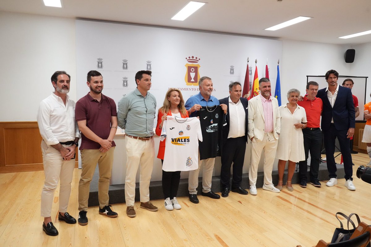 Hoy hemos estado en el <a href="/aytocuenca/">Ayuntamiento de Cuenca</a> en la presentación de la nueva equipación de la <a href="/UBConquense/">UB Conquense</a> y en el arranque de un nuevo proyecto ilusionante para el club. Mucha suerte !!!

<a href="/uclm_es/">Universidad de Castilla-La Mancha</a> <a href="/csmelendez/">César Sánchez Melénd</a>