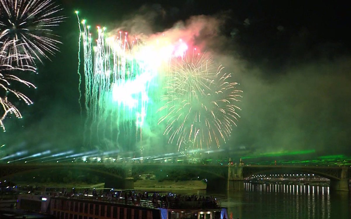 RevaiBere's tweet photo. #Budapest #Hungary #August20 https://t.co/kGOv2Pz7vC
