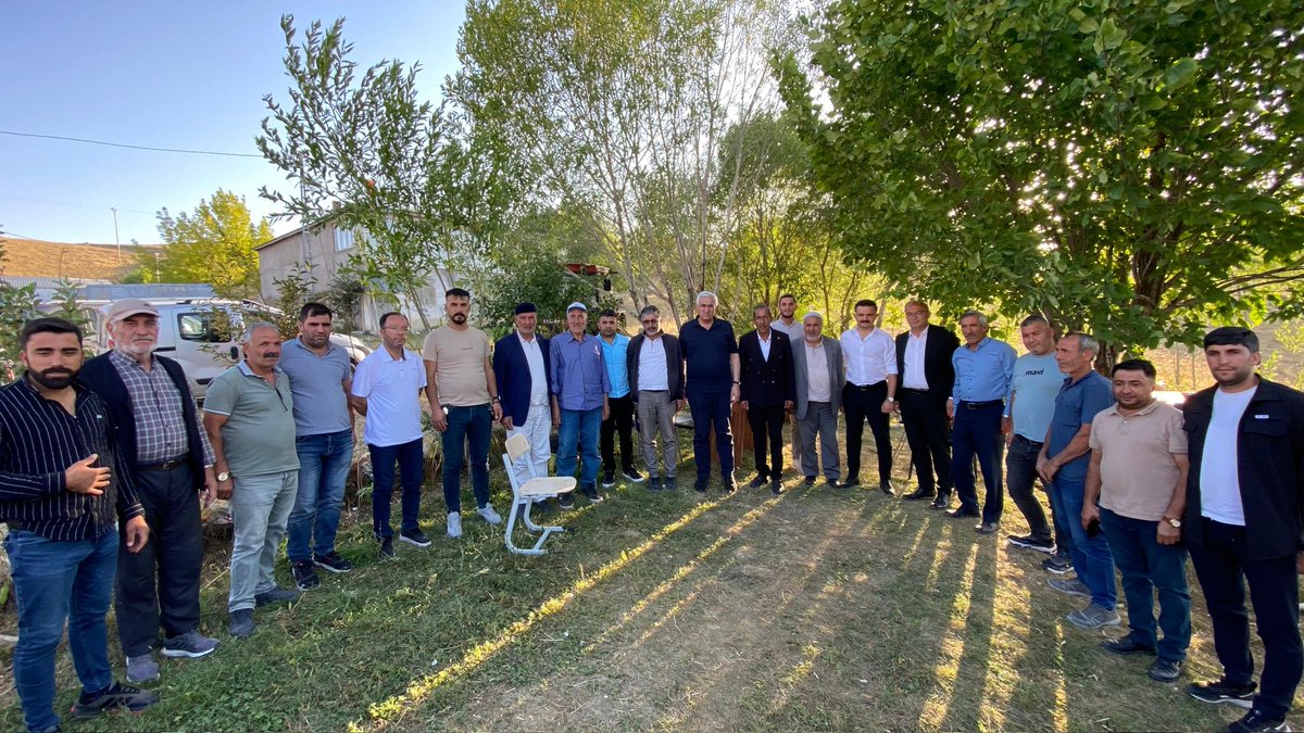 Adnan_Atalay25's tweet photo. Bügün çok Kıymetli Milletvekilimiz Sayın @ozmehmetemin, Kaymakamımız sn @titizonur ve Karayazı AK Parti İlçe Teşkilatımızla Karakale mahallemizi ziyaret ettik. Hoş ve samimi sohbetleri için kıymetli mahalle sakinlerimize teşekkür ederiz https://t.co/DejrckD9Pm