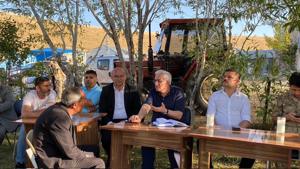 Adnan_Atalay25's tweet photo. Bügün çok Kıymetli Milletvekilimiz Sayın @ozmehmetemin, Kaymakamımız sn @titizonur ve Karayazı AK Parti İlçe Teşkilatımızla Karakale mahallemizi ziyaret ettik. Hoş ve samimi sohbetleri için kıymetli mahalle sakinlerimize teşekkür ederiz https://t.co/DejrckD9Pm