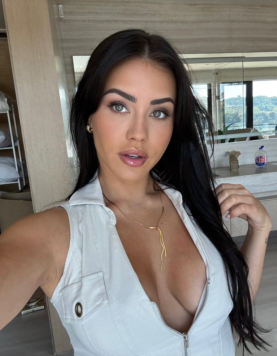 Krystal14342269's tweet photo. @Sheseducedme My #WCEVERYDAY is always and forever @ItsAlinaLopez she's the best and absolutely stunning! https://t.co/3CfNbaNJEW