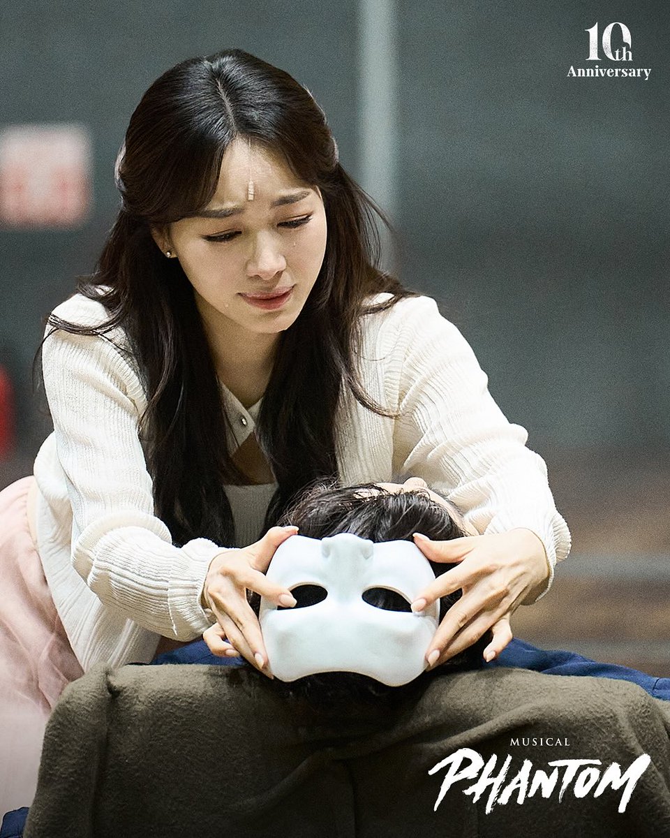 __snowblossom's tweet photo. 근데 배우들 머리 길면 가발 안 쓰고 본인 머리에 세팅해서 무대 해주면 안 되나?ㅠ 생머리는 마이크에 간섭이 심한 거려나ㅠㅠ 팬텀 크리 가발 시즌 더 해갈수록 점점 더 예뻐지긴 했는데 머리 긴 배우들 연습실 사진 보면 미련 생겨ㅠ 팬텀 영상화 선크리 머리 정말 예뻤는데ㅠㅠㅠㅠ https://t.co/8TdVQlYBPT