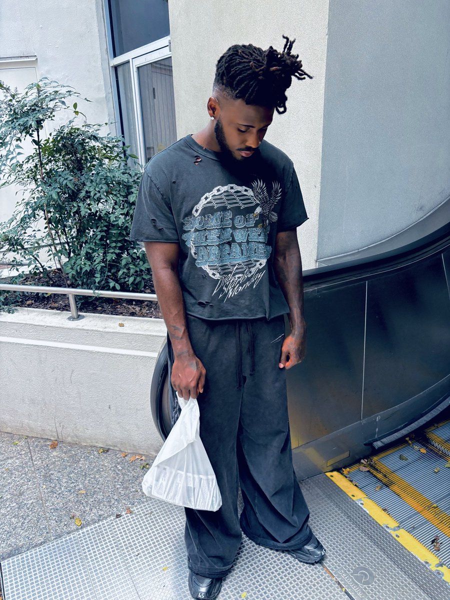 trevxtruth's tweet photo. Pop out for a day 🦅 https://t.co/NbJx8t1v7j