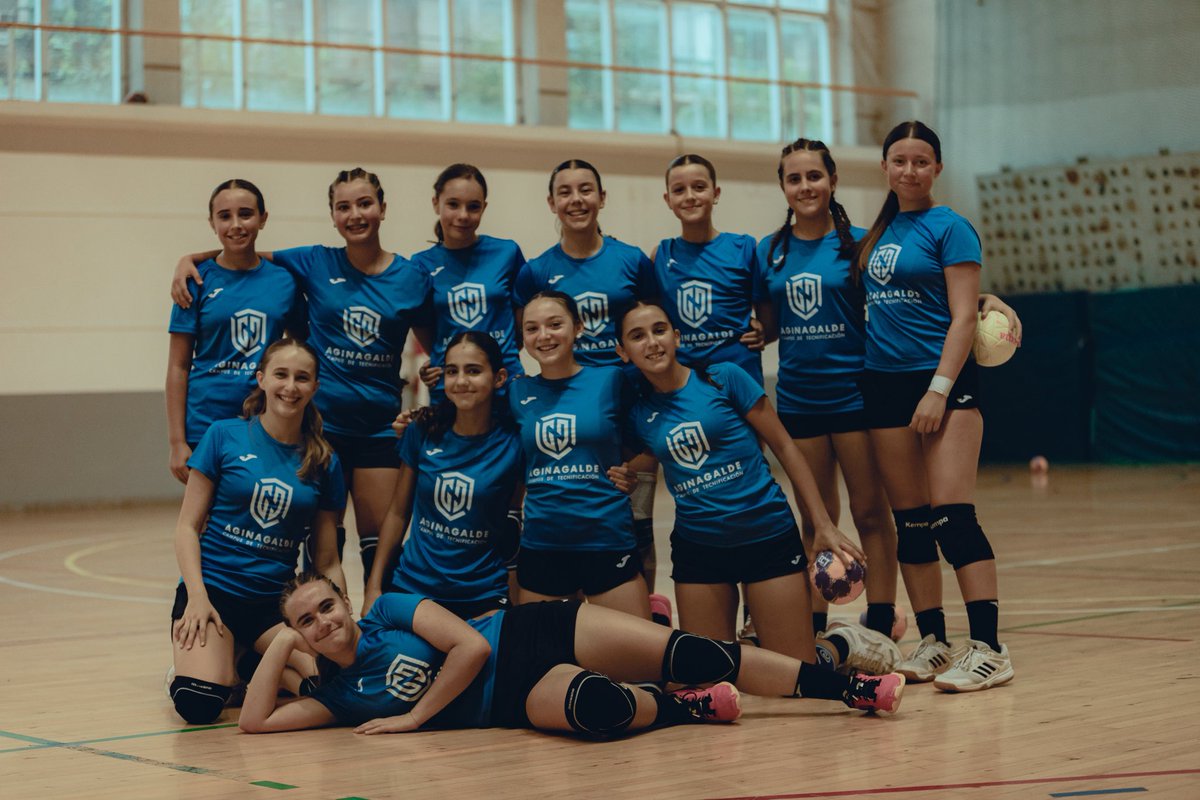 CAginagalde's tweet image. 🤾 ¡Día de puro balonmano en el Campus Agingalde!

💪 Hoy hemos entrenado, aprendido y sobre todo... ¡disfrutado!

La pista ha sido nuestro lugar favorito, y las ganas no han faltado ni un segundo.

🧠 Técnica, táctica y trabajo en equipo. ¡Y lo que nos queda!

🔜 ¡Mañana, más!